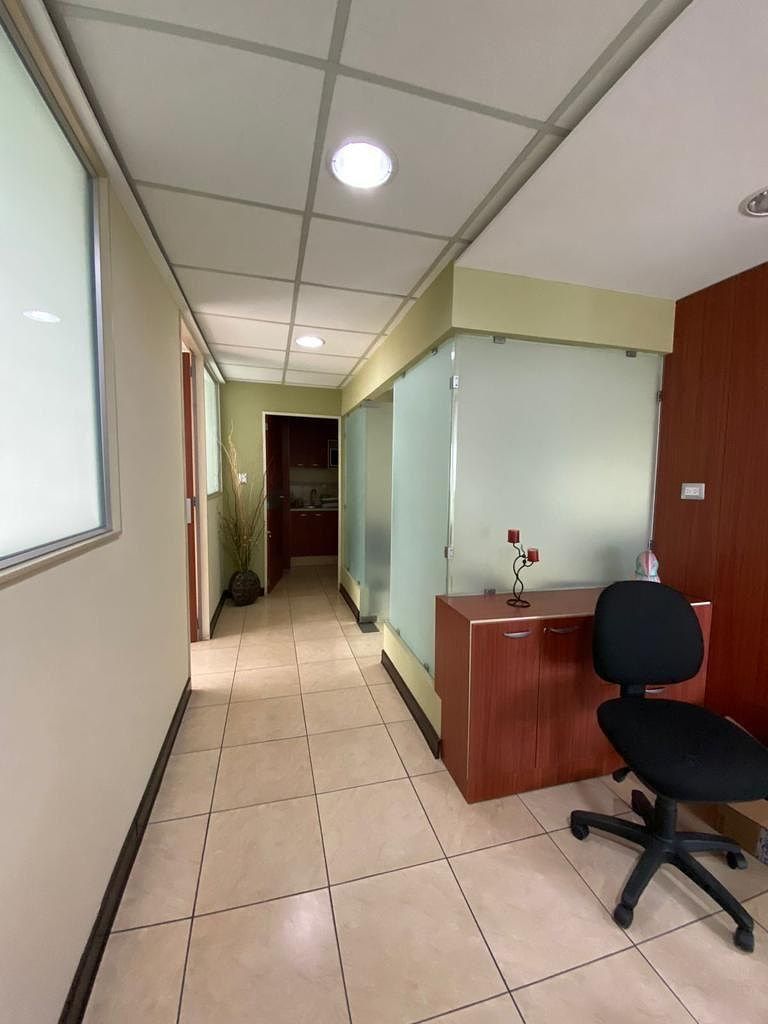 Oficina en Venta zona 10 - Image 5