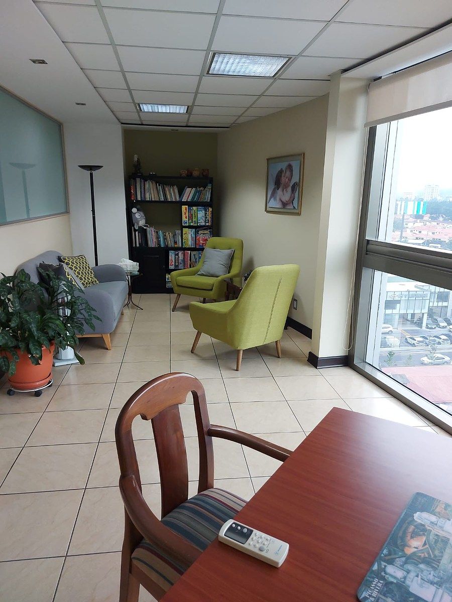 Oficina en Venta zona 10 - Image 1