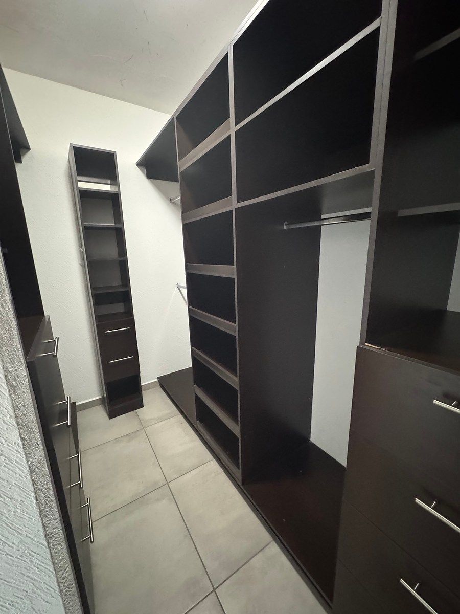 Walk in closet e recámara principal, foto 13 de 35