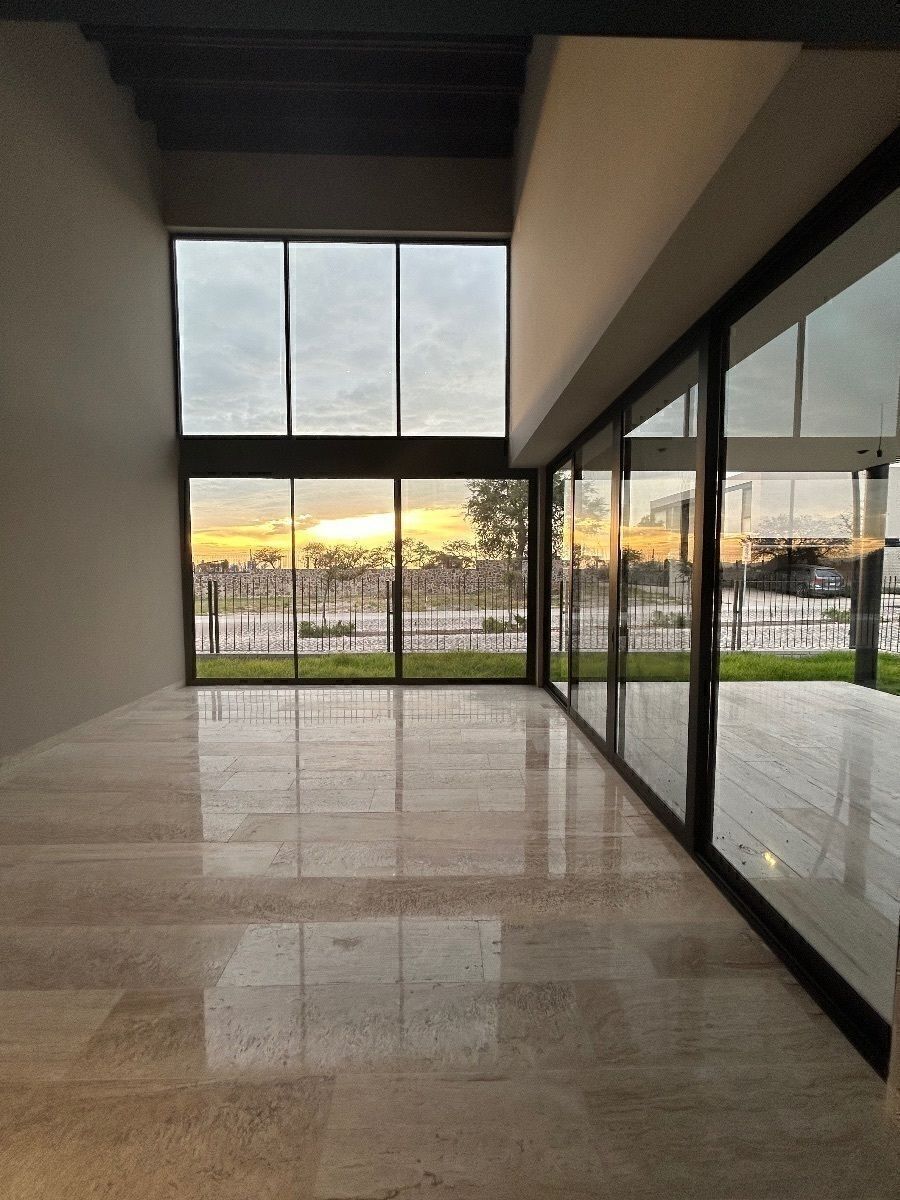 Sala con doble altura, foto 1 de 22