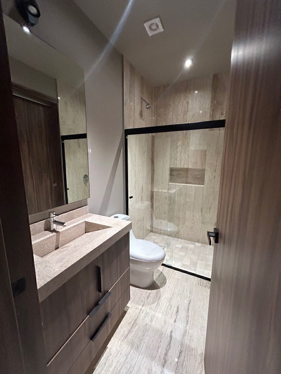 Baño de cuarta habitación, planta baja, foto 10 de 22