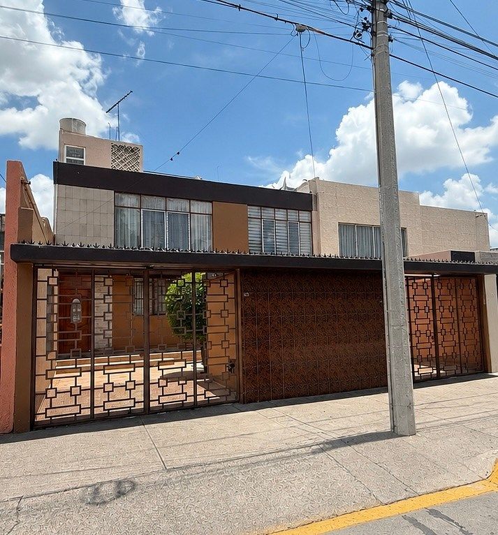 Central sale house on Av. López Mateos, photo 1 of 16