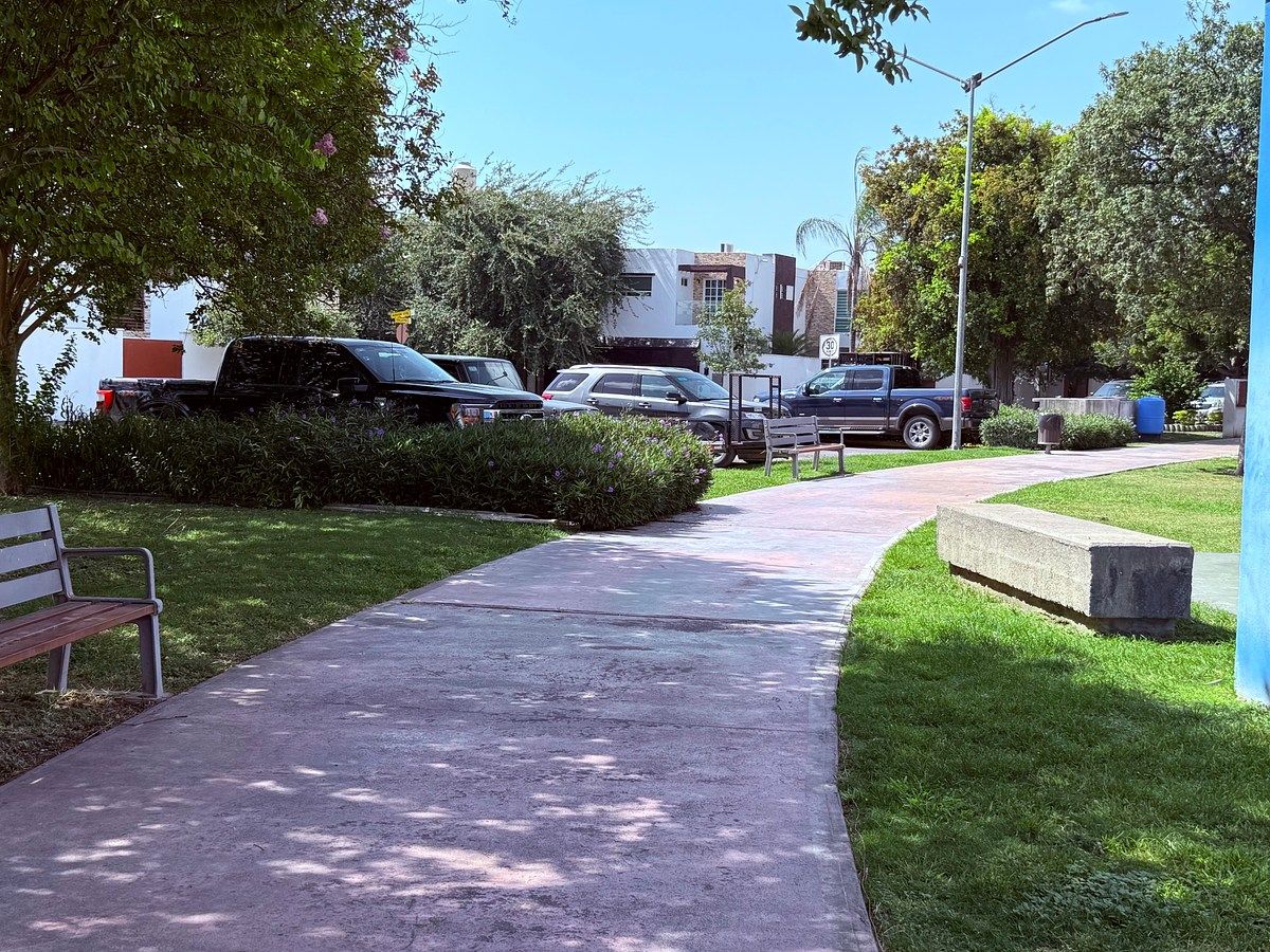 Parque con estacionamiemtos, foto 18 de 20