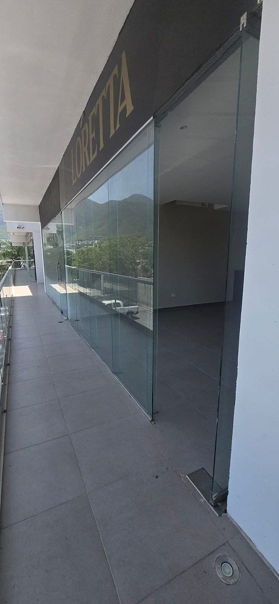 Local 45m2 next to La Herradura Golf Residential, photo 1 of 12