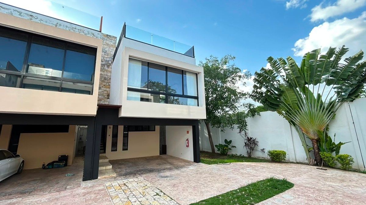 Spacious townhouse for rent in Temozón Norte, photo 1 of 23