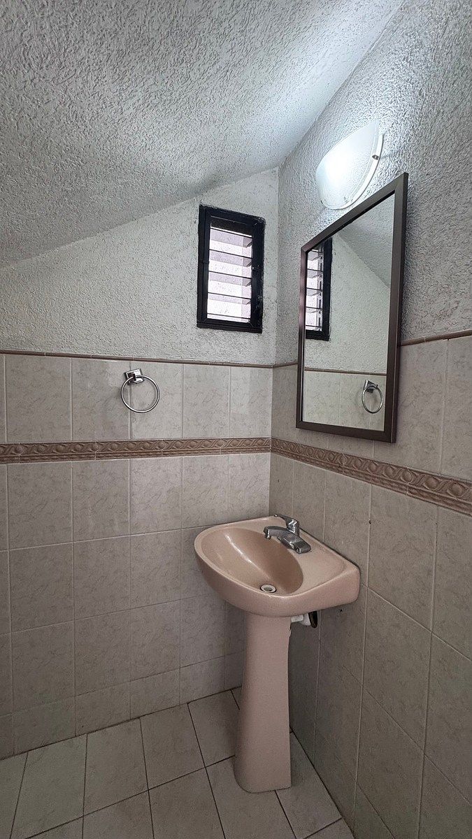 Medio Baño de Visitas, photo 11 of 21