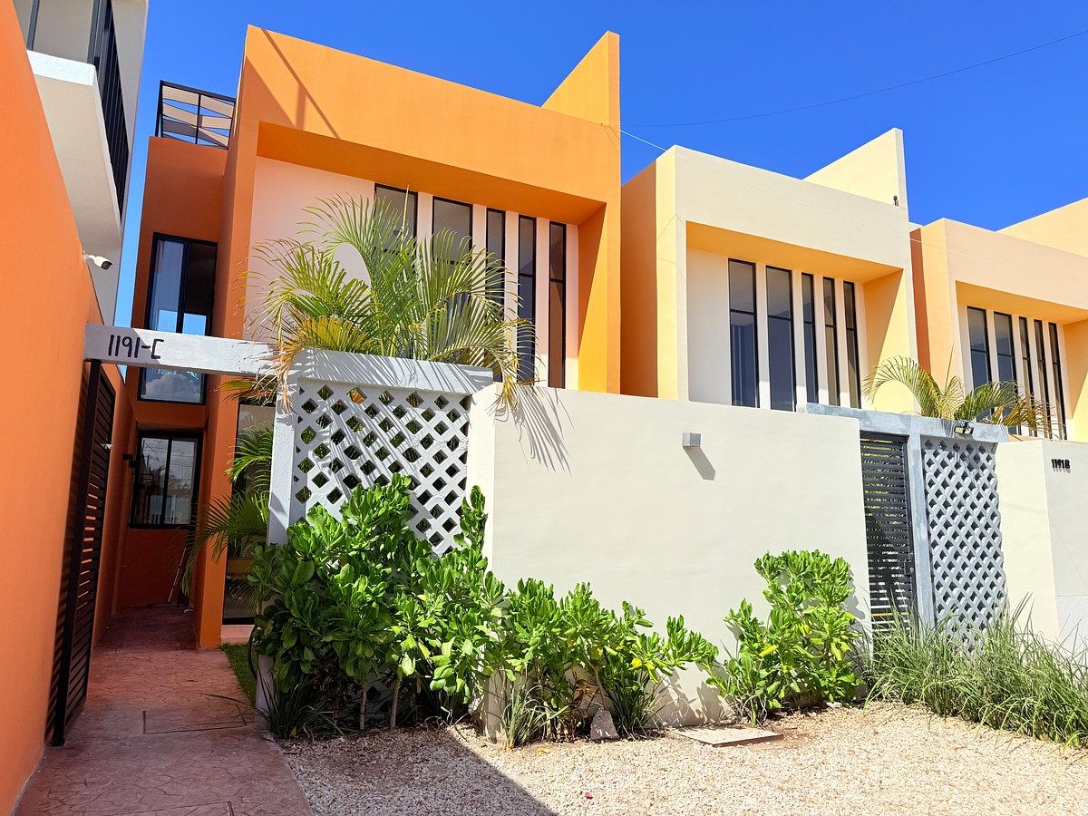 EN VENTA VILLA CON PISCINA Y ROOFTOP PRIVADO EN CHELEM PUERTO, YUC. - foto 1