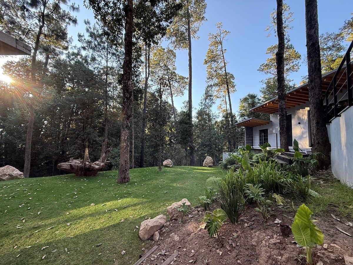 House for sale in Valle de Bravo, photo 1 of 25