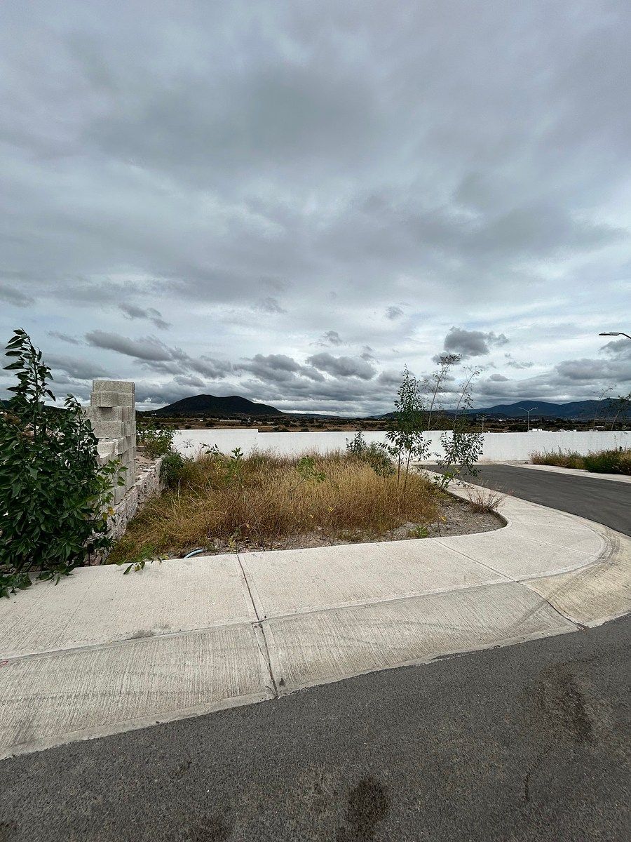 Land for Sale in San Isidro Juriquilla on the corner adjacent to green area - foto 1
