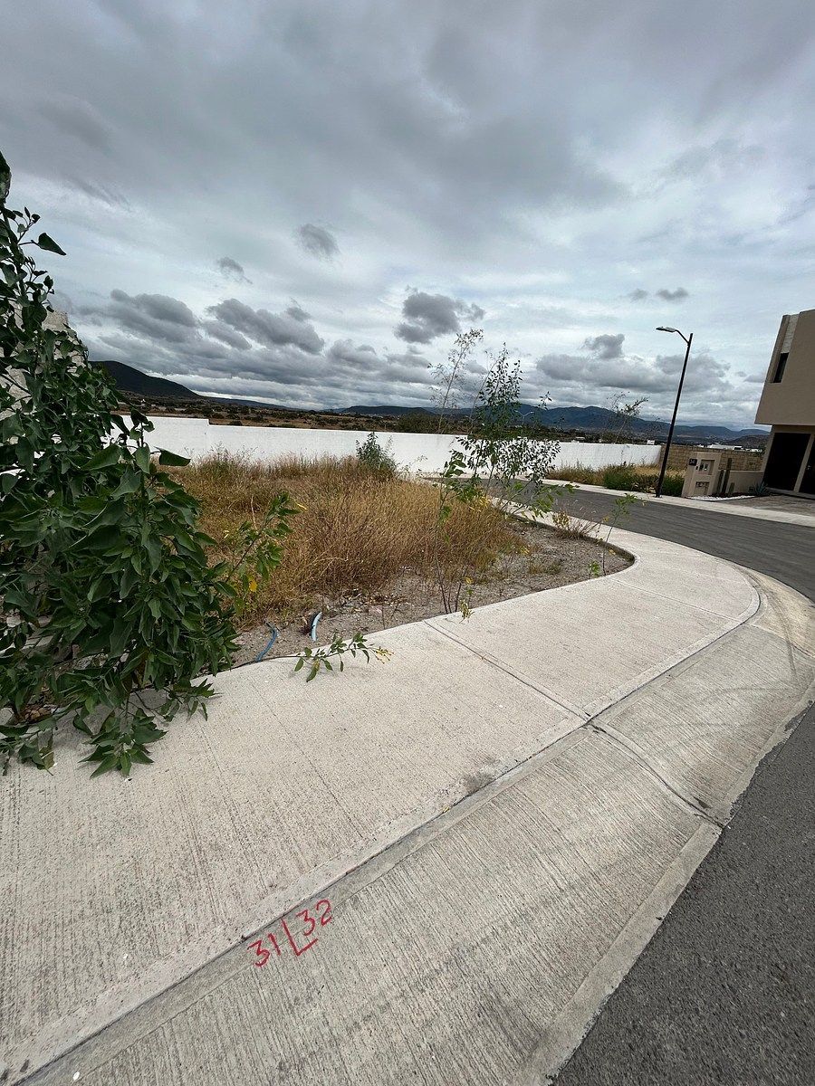 Land for Sale in San Isidro Juriquilla on the corner adjacent to green area - foto 3