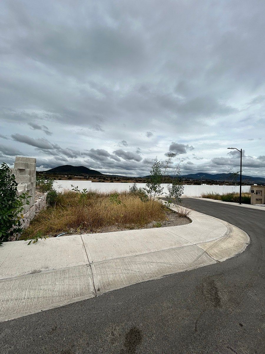 Land for Sale in San Isidro Juriquilla on the corner adjacent to green area - foto 4