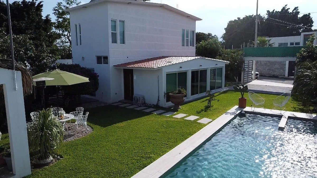 Linda Casa com Jardim e Piscina, foto 1 de 17