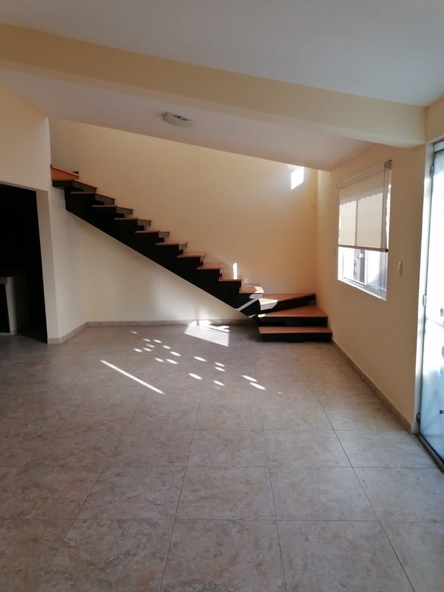 Estancia comedor y escaleras, foto 2 de 18