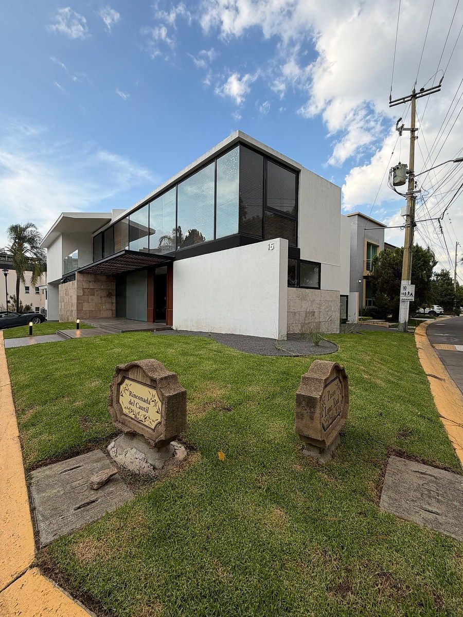 Residencia contemporánea con doble altura y elevador, en coto., foto 1 de 10