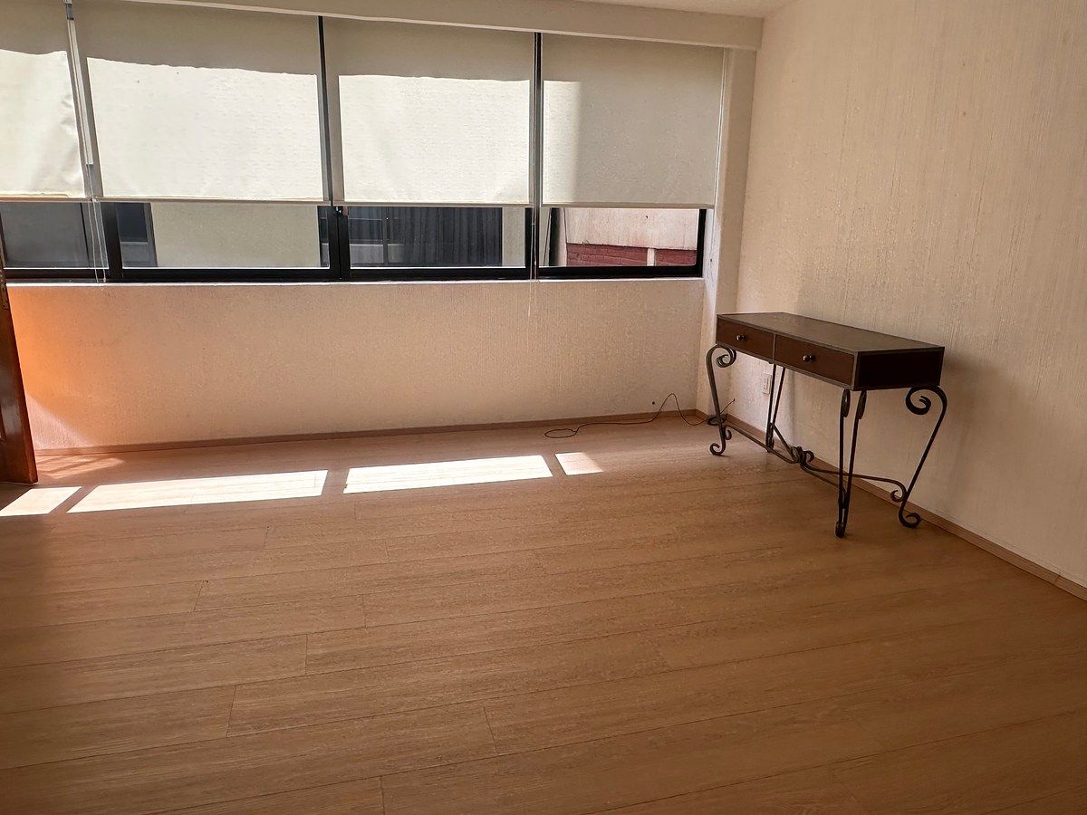 SCHILLER APARTMENT, photo 1 of 9