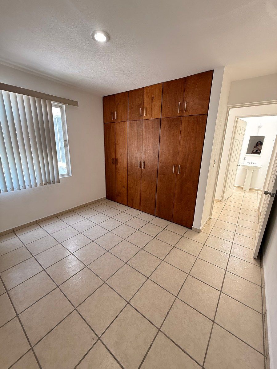 CASA À VENDA EM RANCHO SANTA MÓNICA, foto 1 de 4