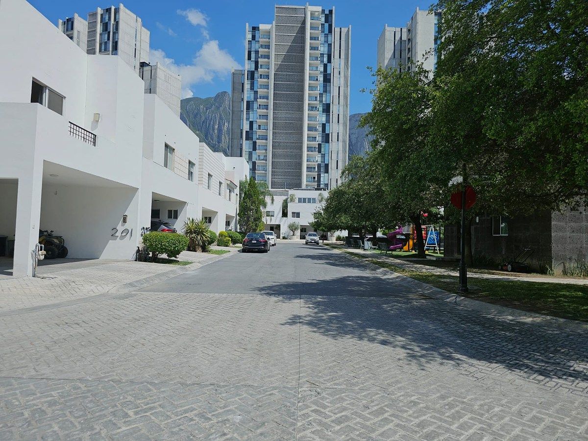 HOUSE FOR SALE COLONIA VENTANAS TO THE HUASTECA  $10,500,000., photo 1 of 13