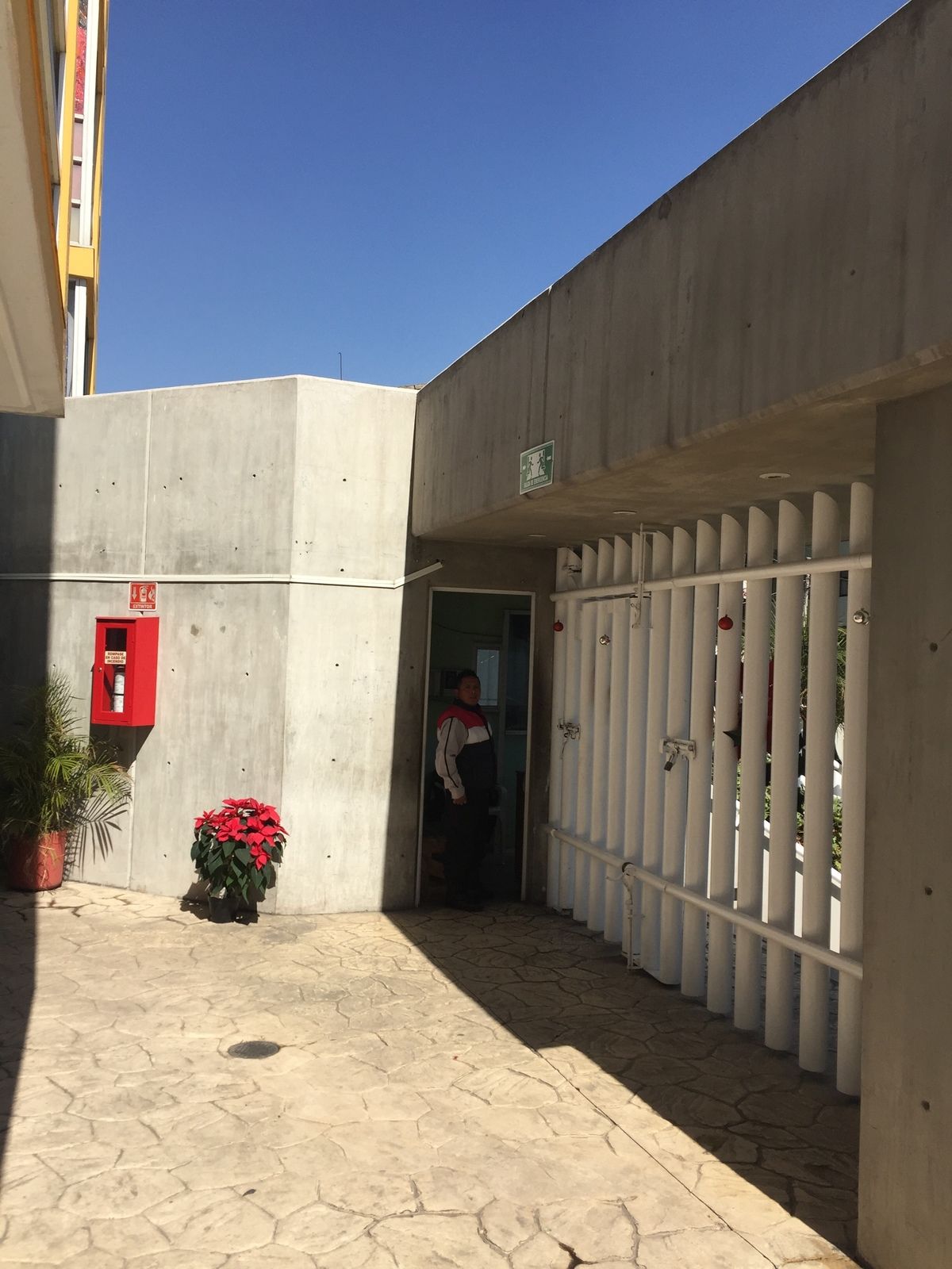 2 de 14: Acceso controlado y vigilancia 24 hrs,
