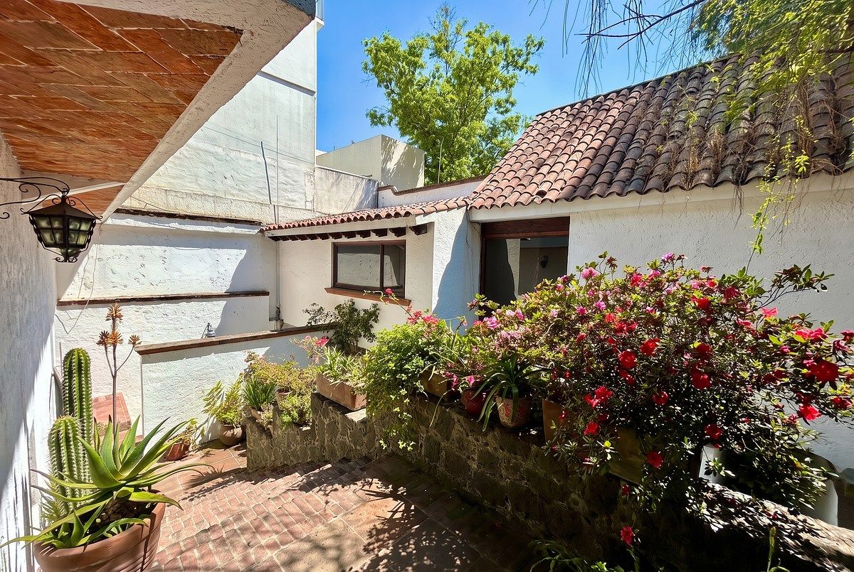 Casa con gran jardín y ambiente rústico en calle cerrada – Lomas Quebradas, foto 1 de 15
