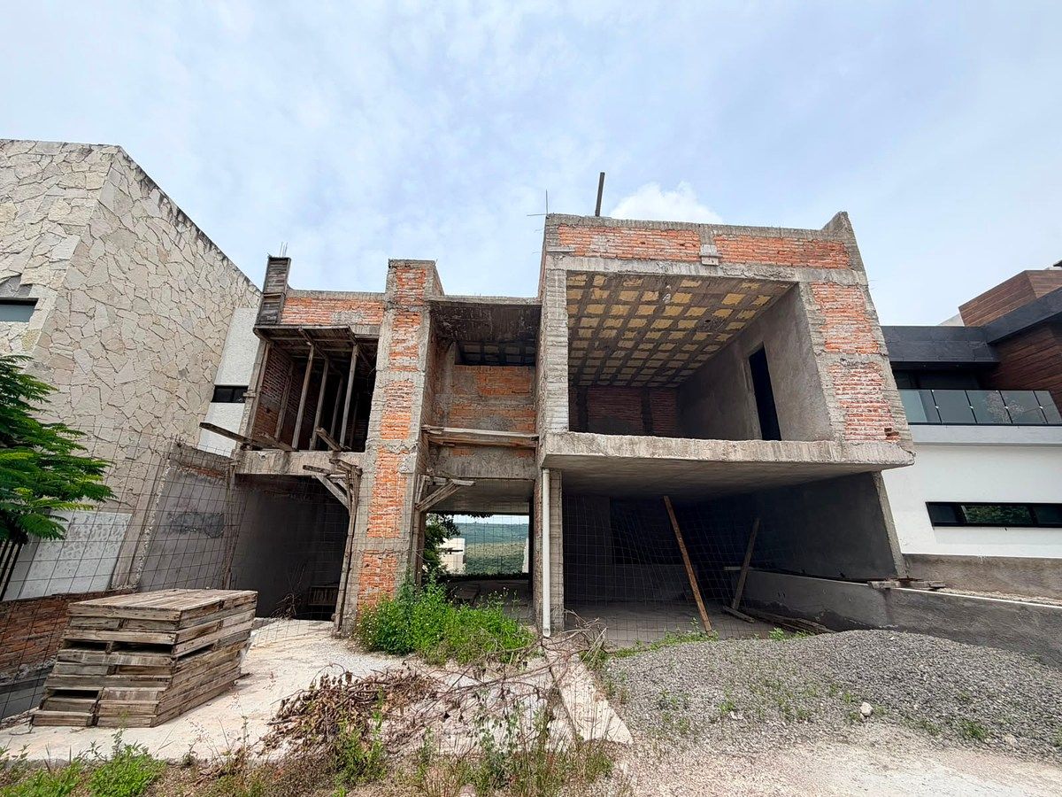 VENDA DE TERRENO COM CONSTRUÇÃO, foto 1 de 9