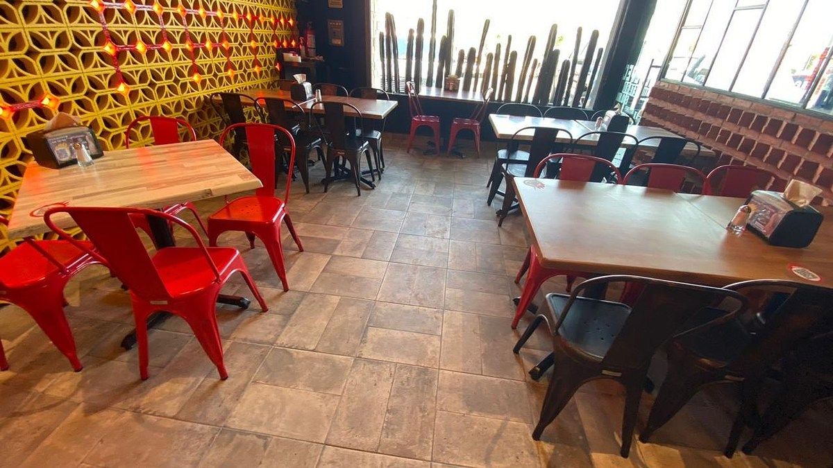 Local in Cañadas del Lago shopping plaza, photo 1 of 14