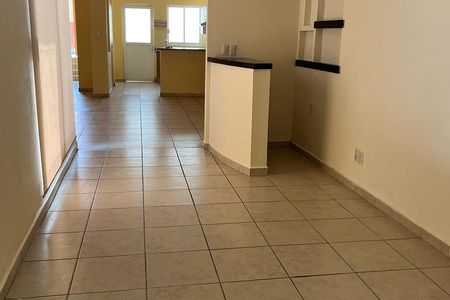 House for sale in Naranjos Juriquilla private community, with study and amenities.