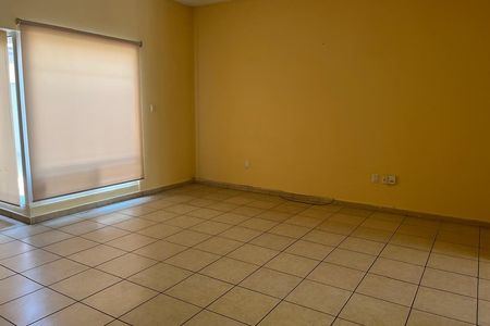 House for sale in Naranjos Juriquilla private community, with study and amenities.