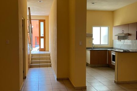 House for sale in Naranjos Juriquilla private community, with study and amenities.