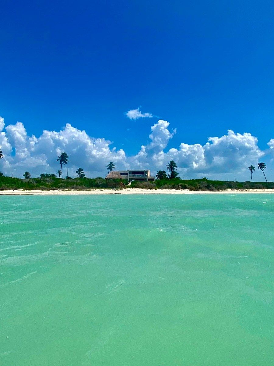 Residência de autor de frente para o mar com 25 m de praia privada em Sisal, foto 1 de 30