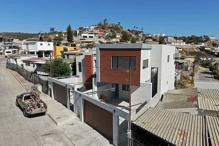 CASA NUEVA EN LOMAS DEL SAUZAL - foto 2