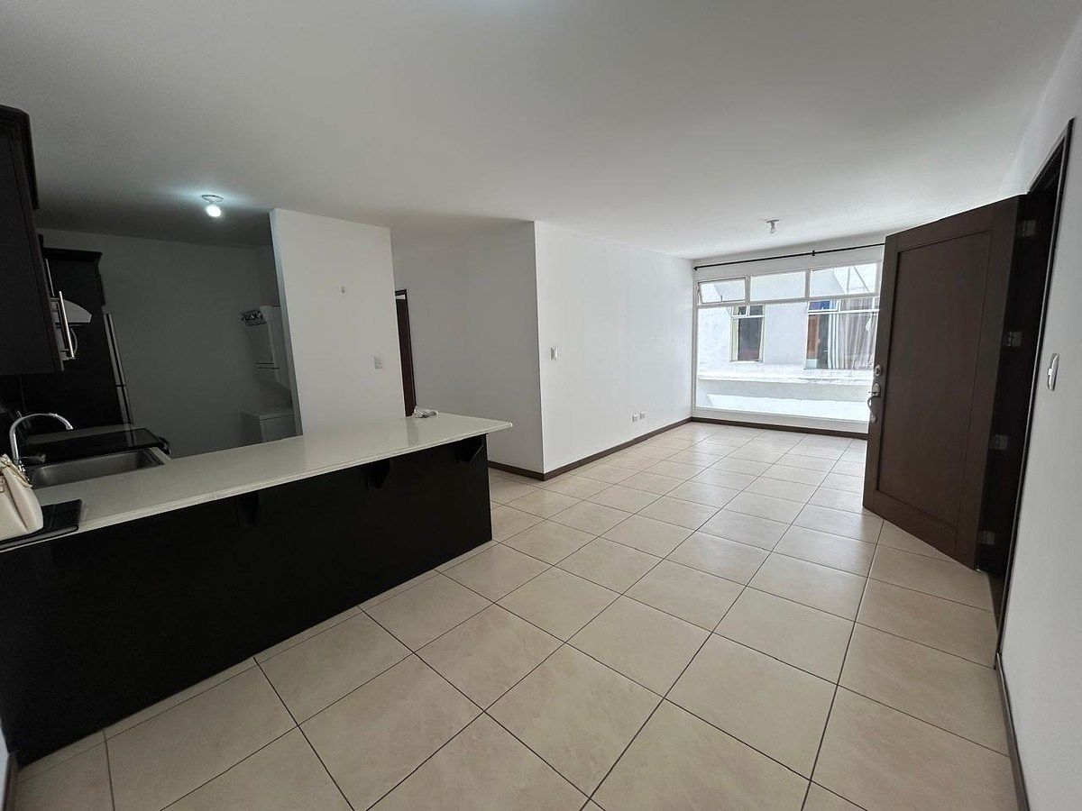 Apartamento en Renta | Edificio Pórtico, Zona 7 - Image 1