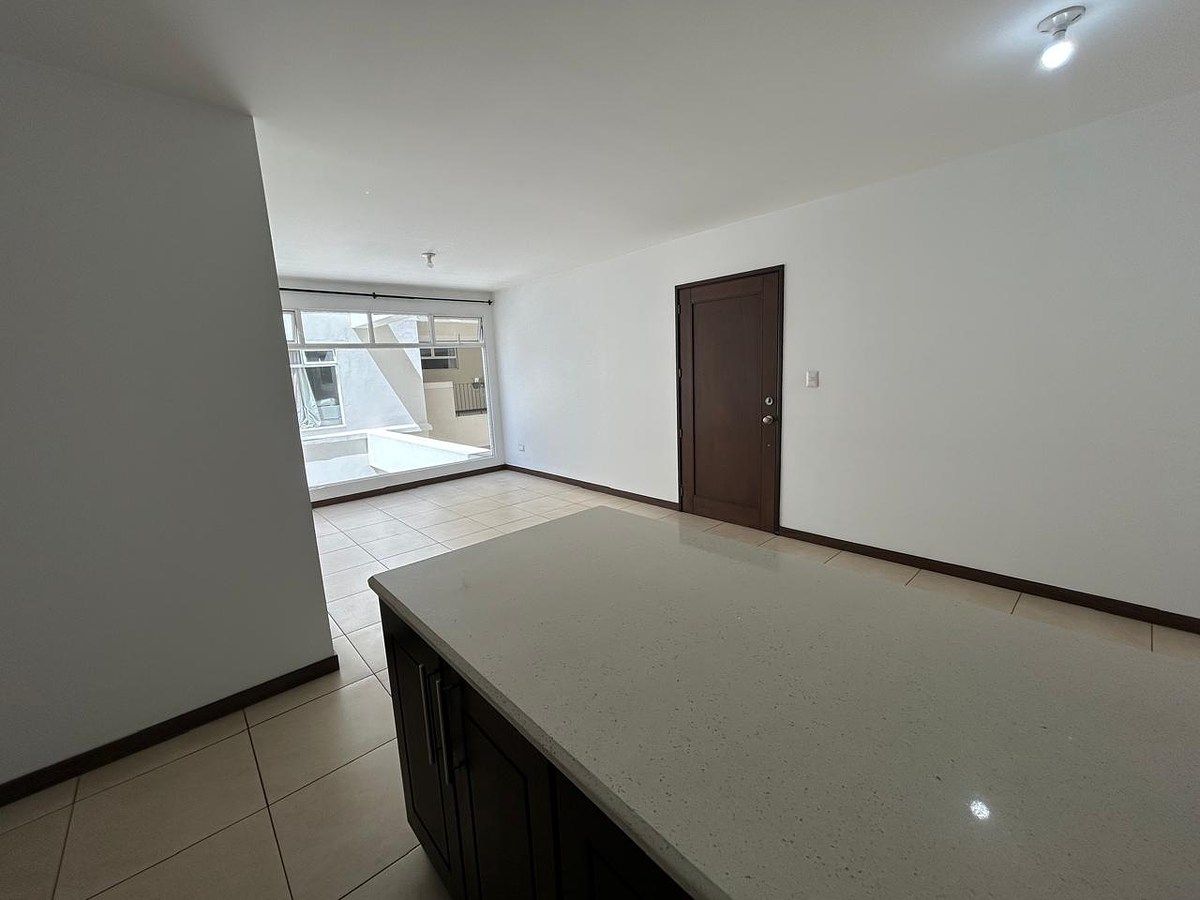 Apartamento en Renta | Edificio Pórtico, Zona 7 - Image 2