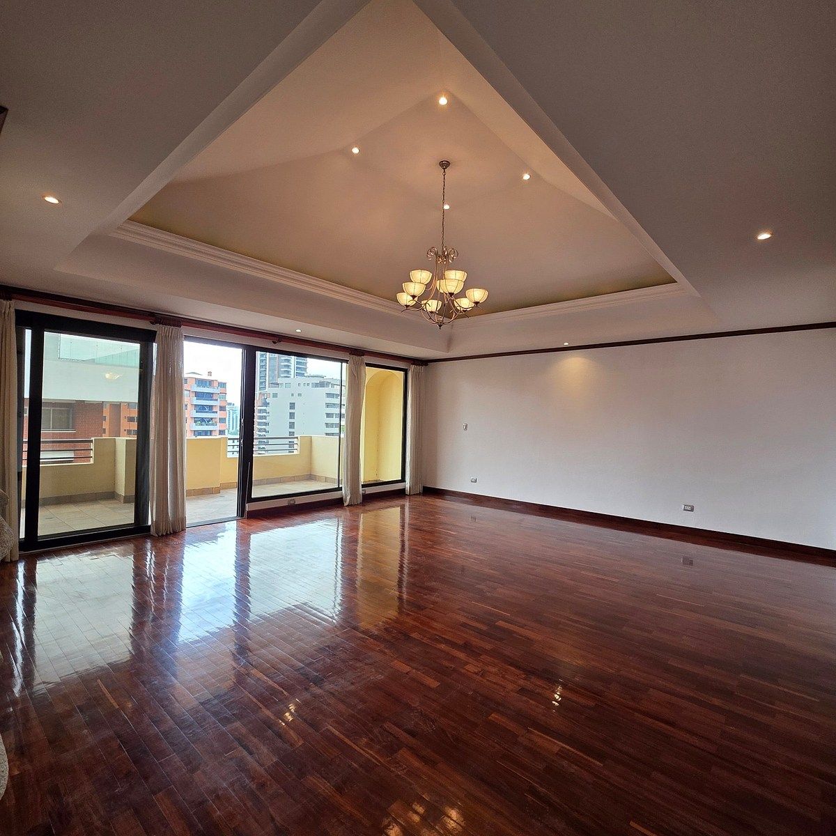 Penthouse en Venta – Zona 10 - Image 2