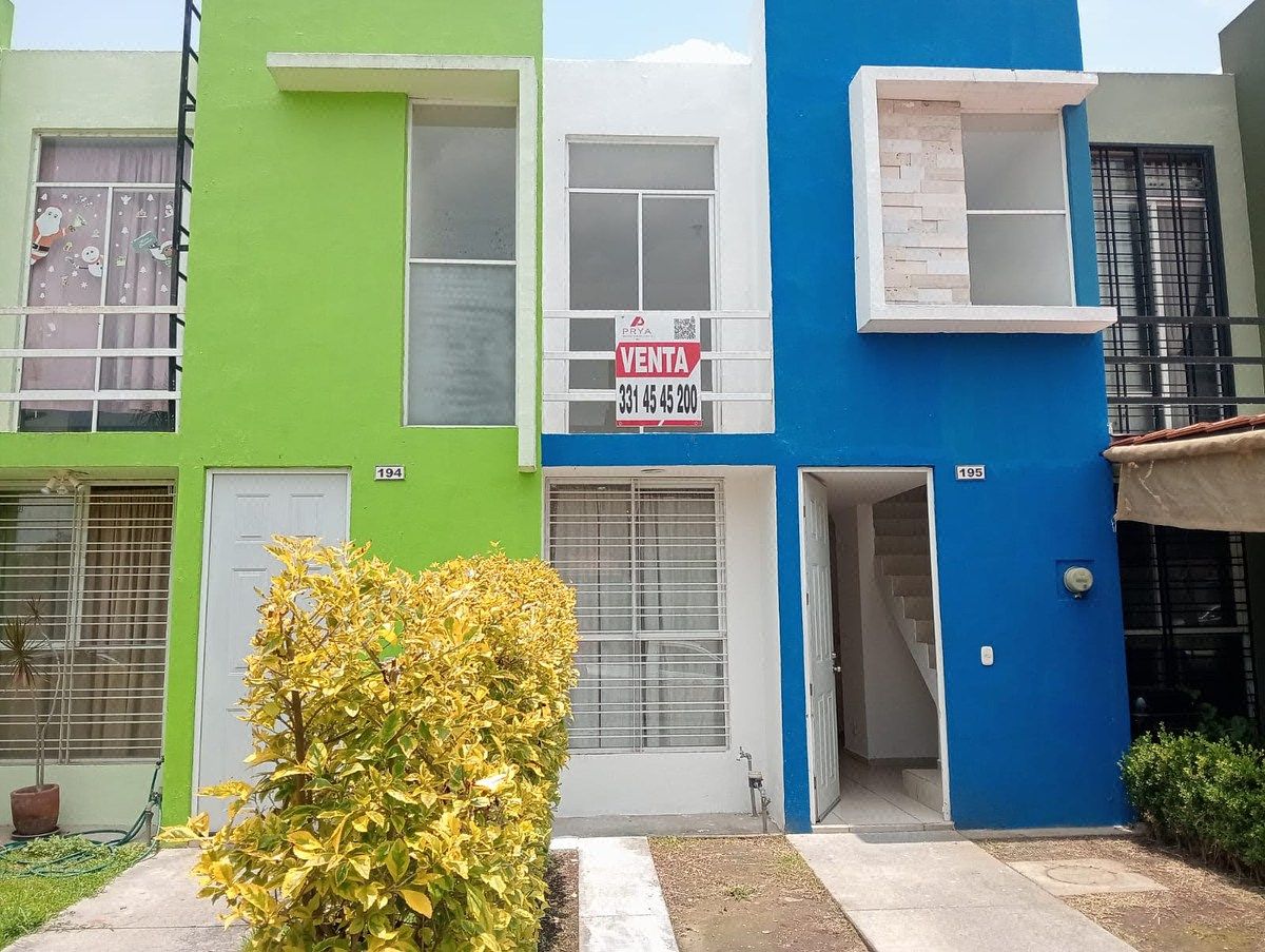 House for Sale in Parques de Tesistán, Zapopan in a Gated Community with Security and Terrace, photo 1 of 12