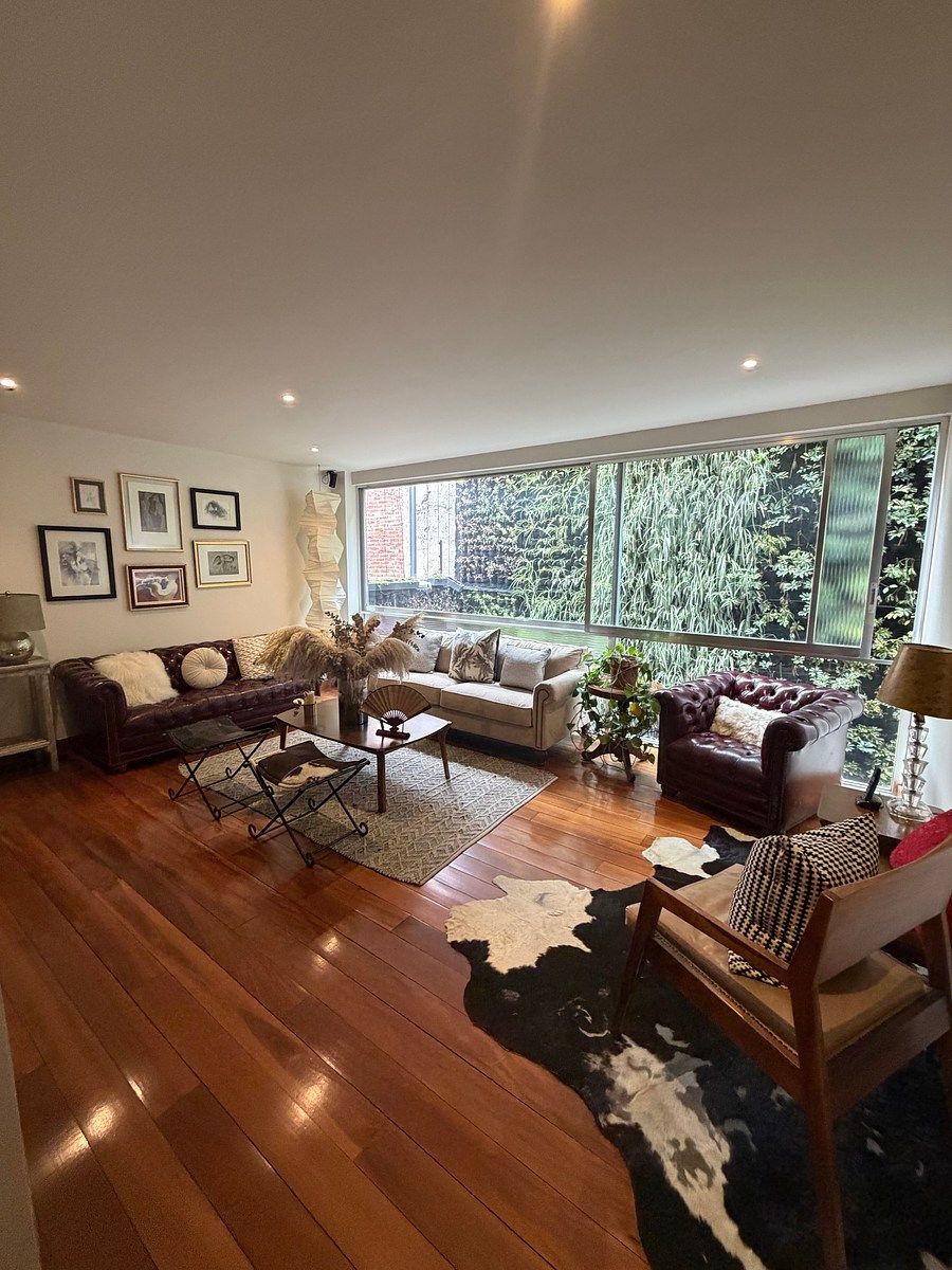 Apartamento amplo com pisos de madeira, 2 quartos, foto 1 de 12