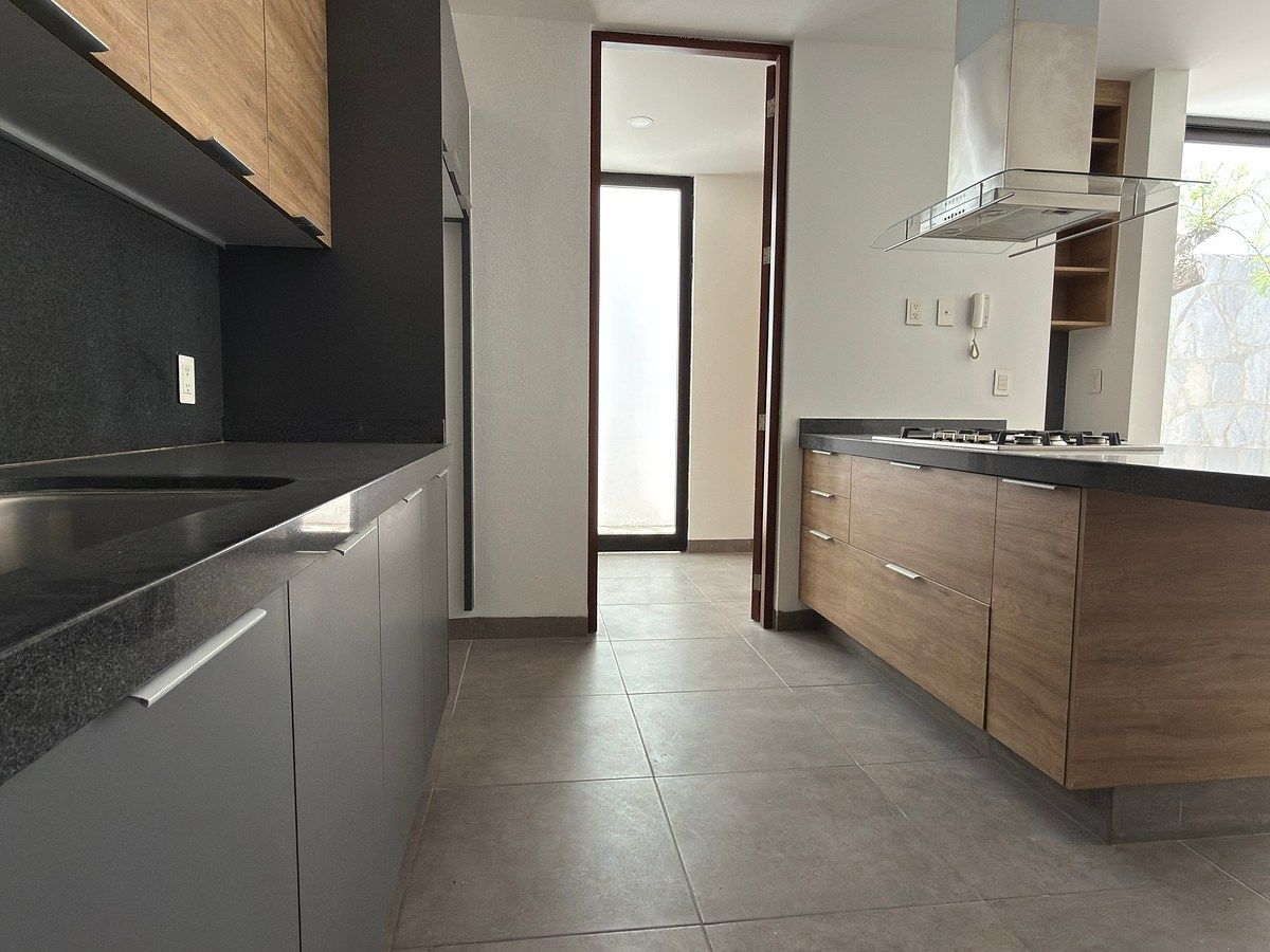 Cocina integral acceso a lavandería, foto 6 de 27
