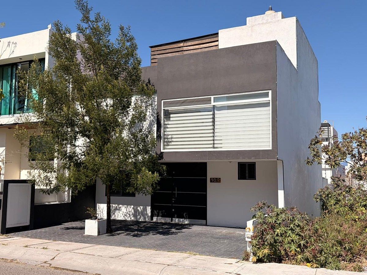 Casa en venta en Zibata a pasos de la anahuac, foto 1 de 31