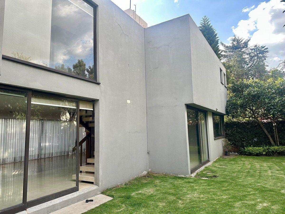 House in a gated community with 24/7 security, photo 1 of 18