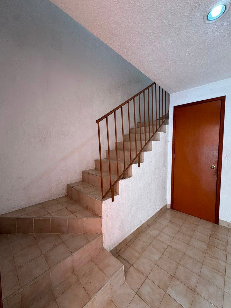 Escaleras acceso planta alta, foto 9 de 27