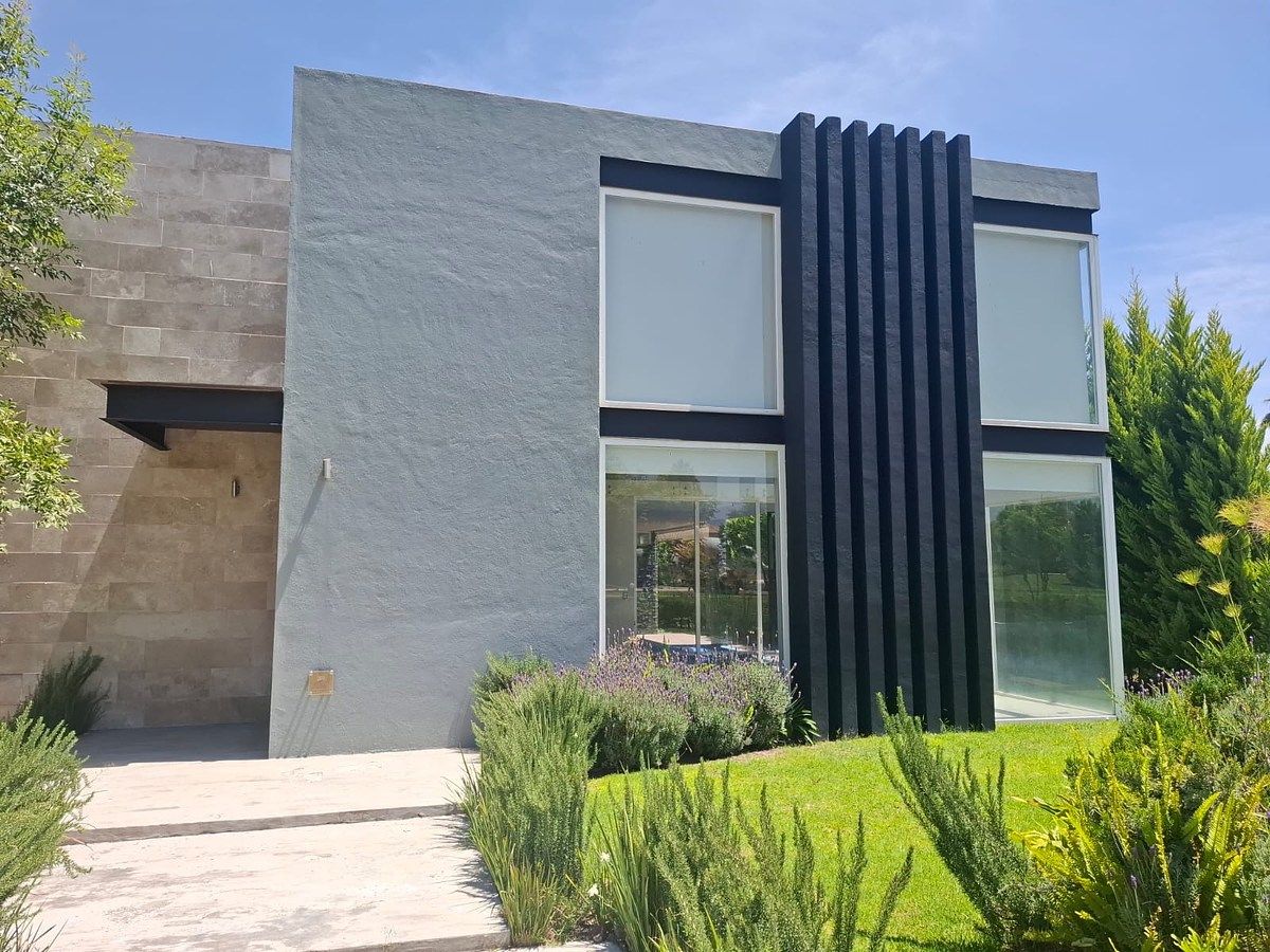 AR- Casa de lujo con alberca y recámara en PB, en renta – El Campanario, foto 1 de 36