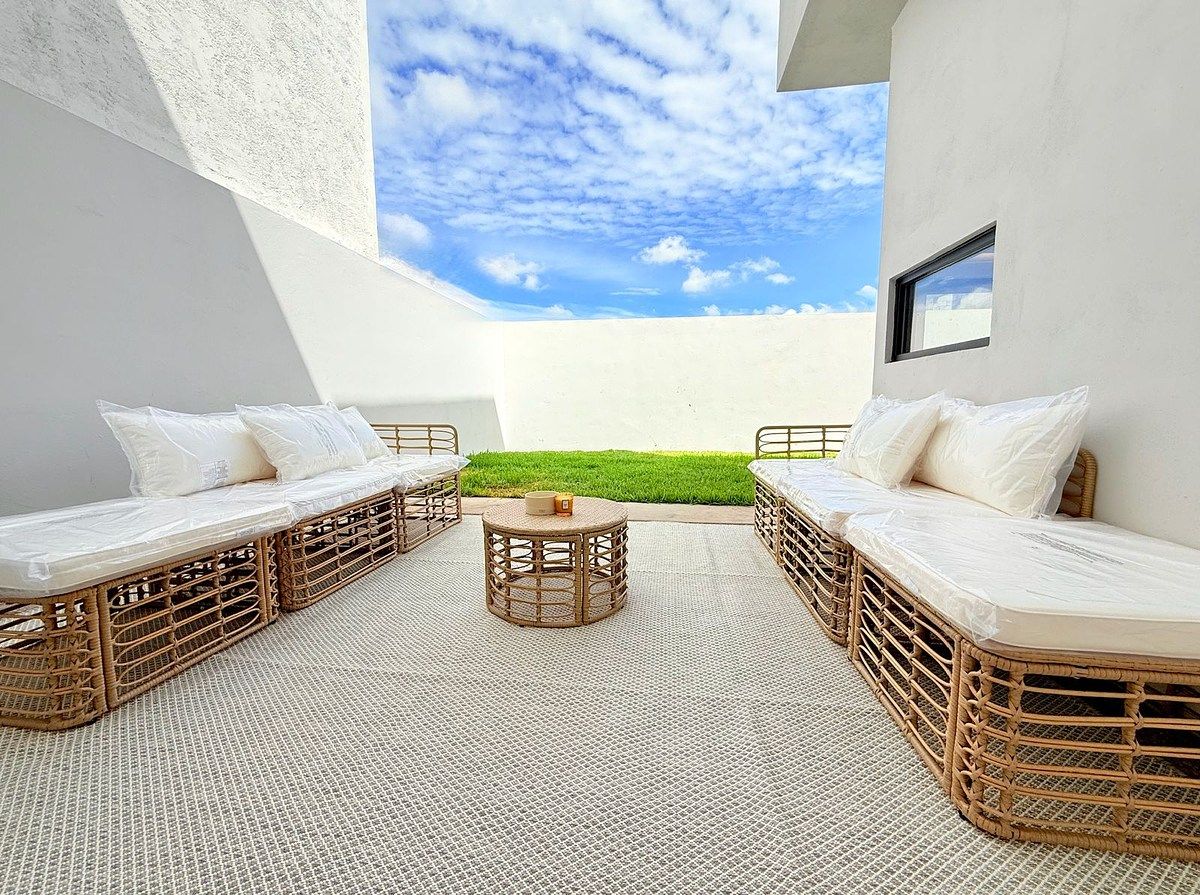 Patio trasero con set de sala exterior, foto 13 de 18