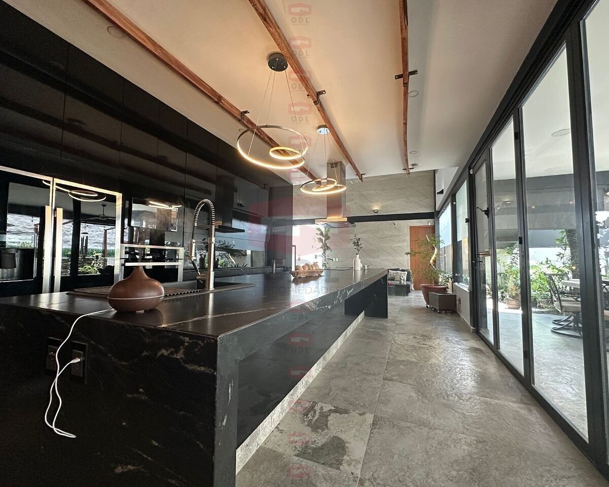CASA DE BUGANVÍLIA COM APARTAMENTO À VENDA, foto 1 de 38