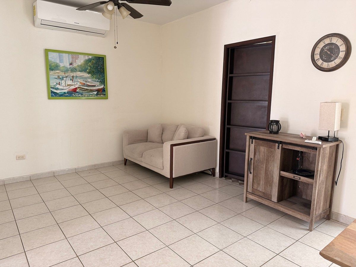 Planta baja.
Sala y puerta a estudio, foto 9 de 36