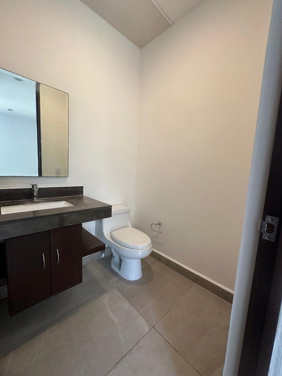 Baño visitas, foto 4 de 16