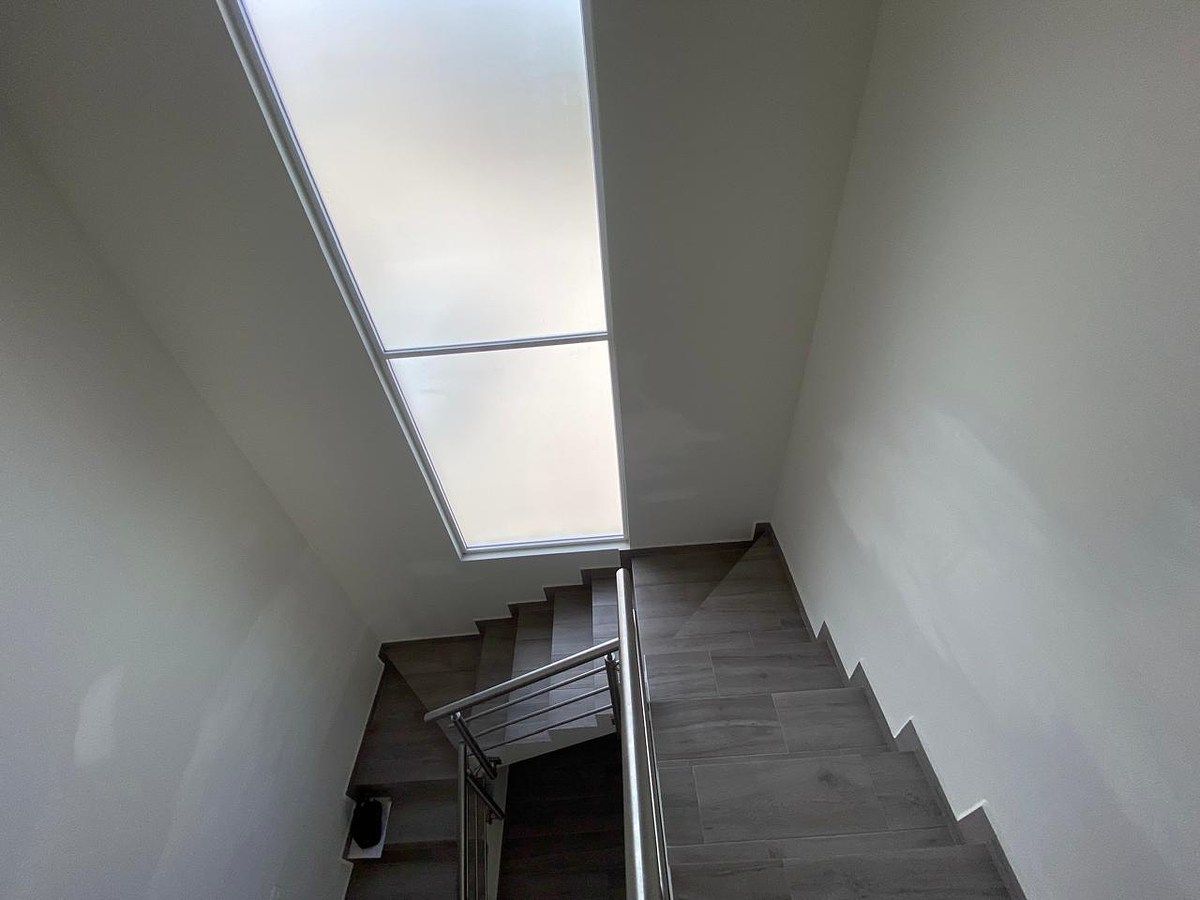 Escalera con ventanal, photo 12 of 22