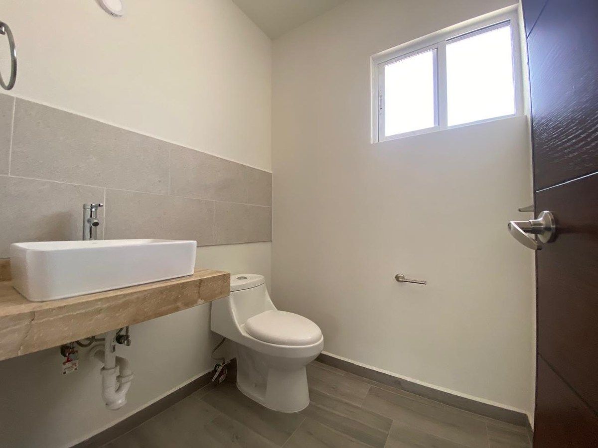 Medio baño PB, photo 10 of 22