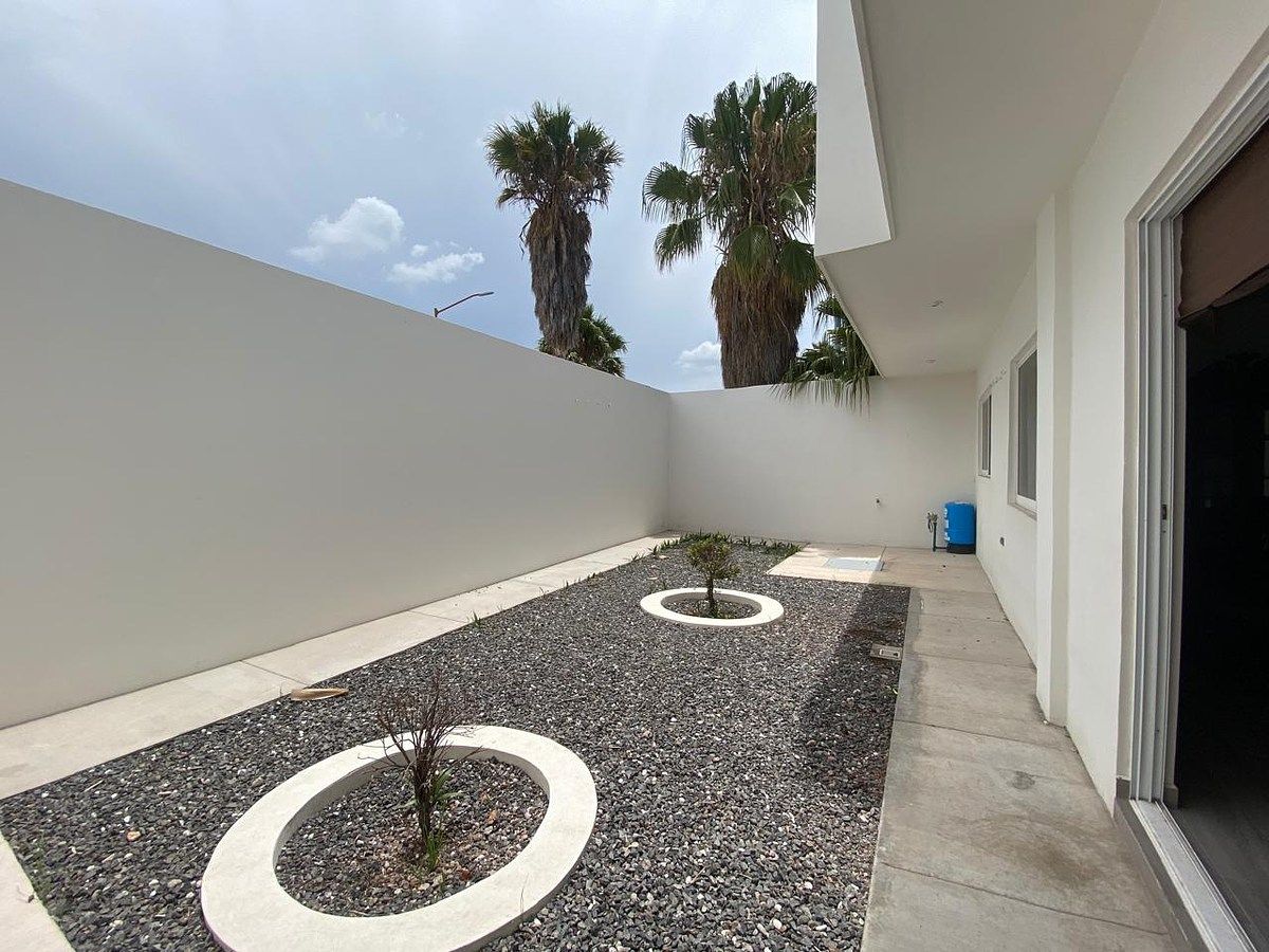 Patio trasero, photo 9 of 22