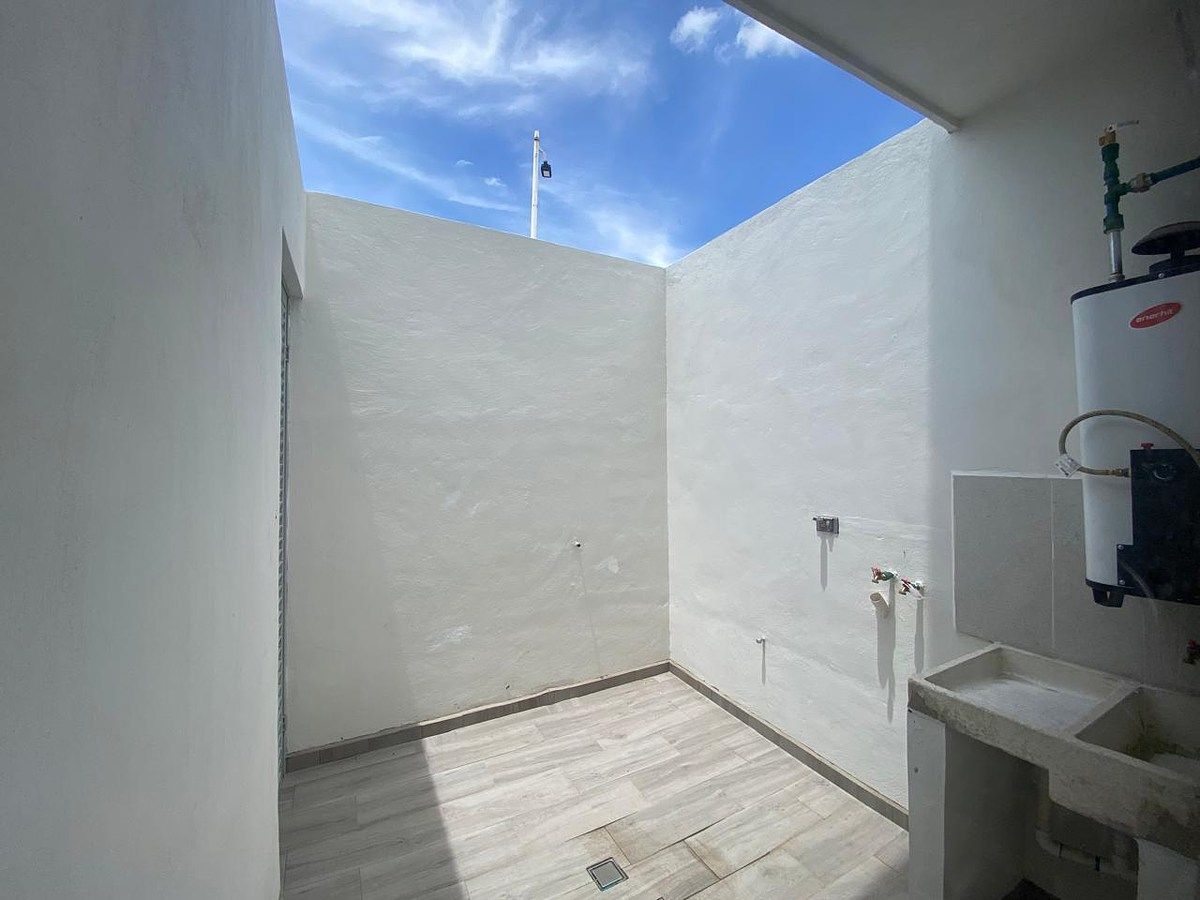 Patio de servicio, photo 11 of 22