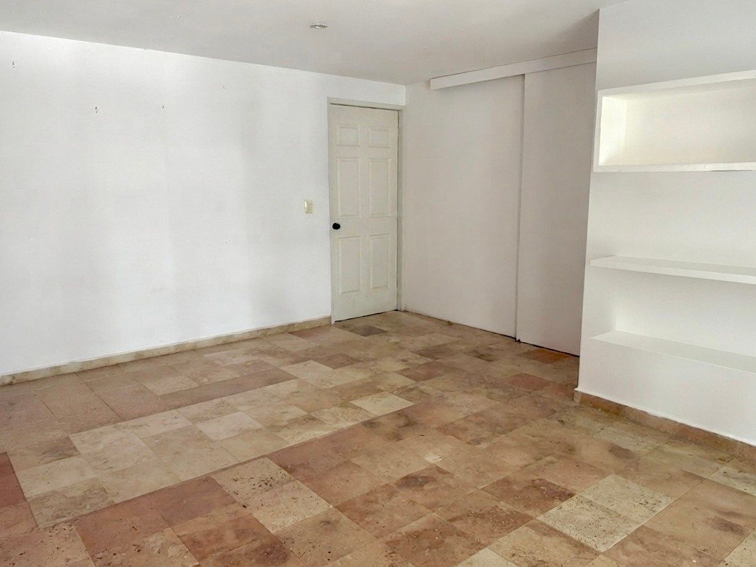 Recámara principal con vestidor y baño completo, photo 11 of 20