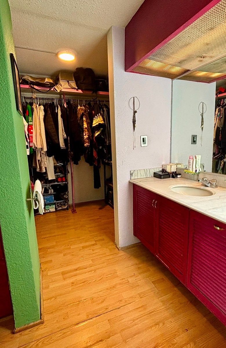Walk-in closet y baño de la recámara principal, foto 10 de 14